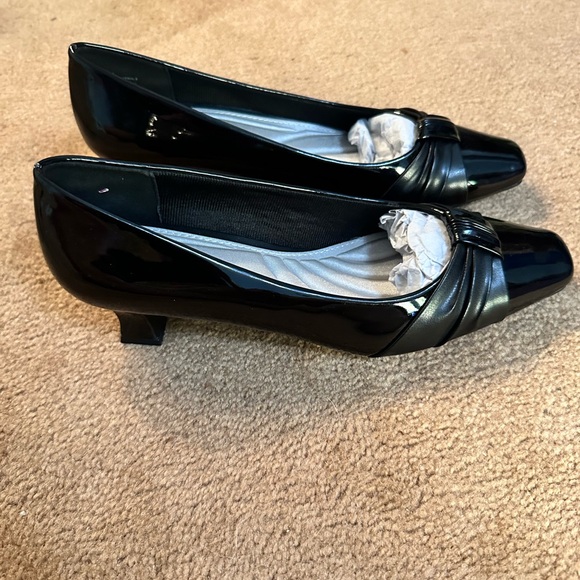 Easy Street Black Patent Waive pumps 7.5 NIB - Picture 2 of 8